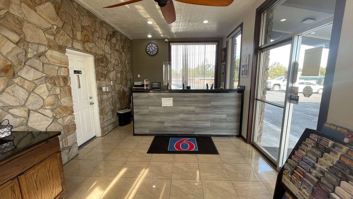 Hermiston Hotel | Motel 6 Hermison, OR - Umatila