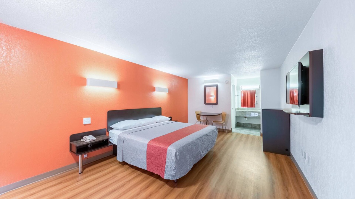 Central Oklahoma City Hotel | Motel 6 Oklahoma City, OK - Bricktown