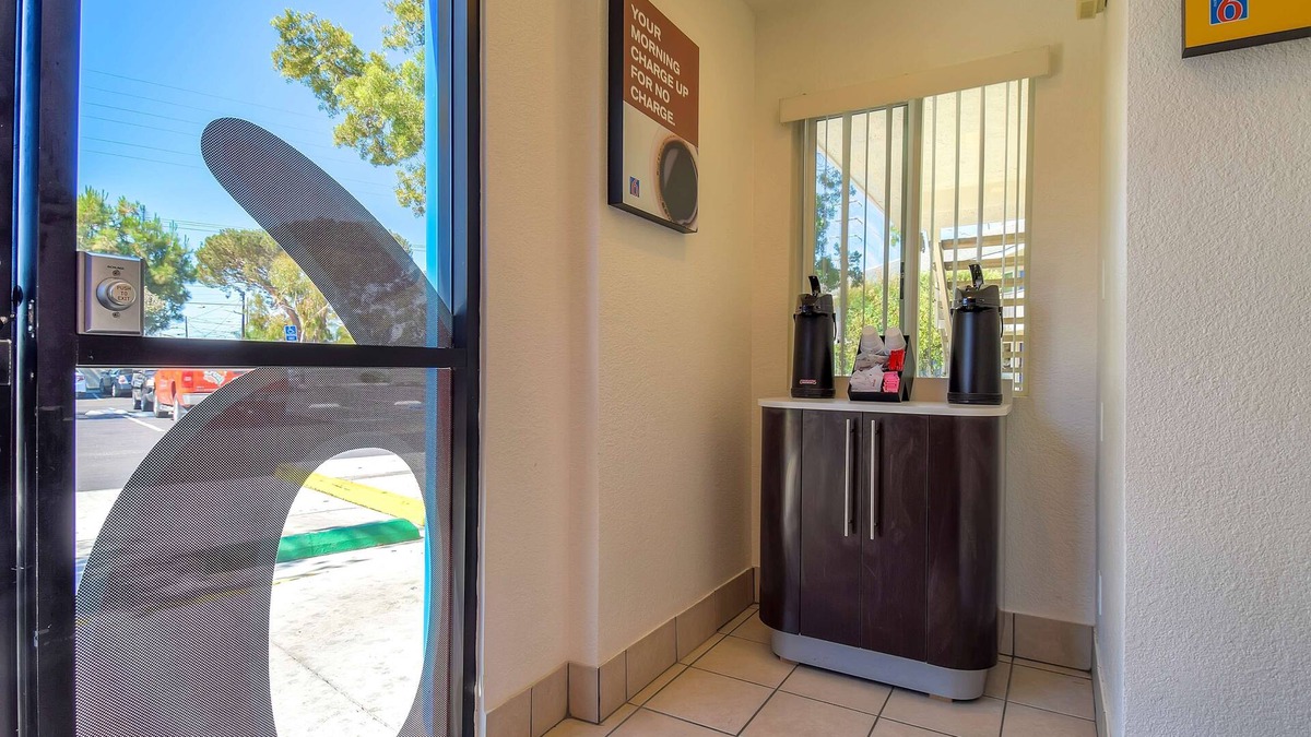 Clairemont Mesa East Hotel | Motel 6 San Diego, CA - North