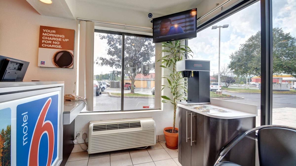 Southington Hotel | Motel 6 Southington, CT - Hartford