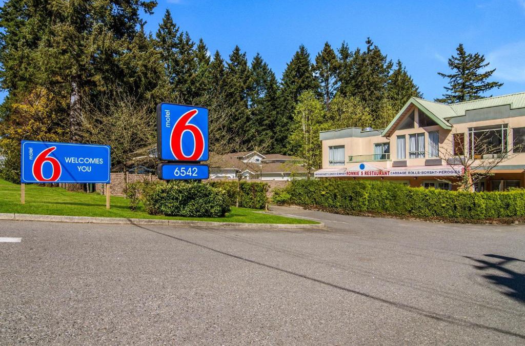 Newton Hotel | Motel 6 Surrey, Bc