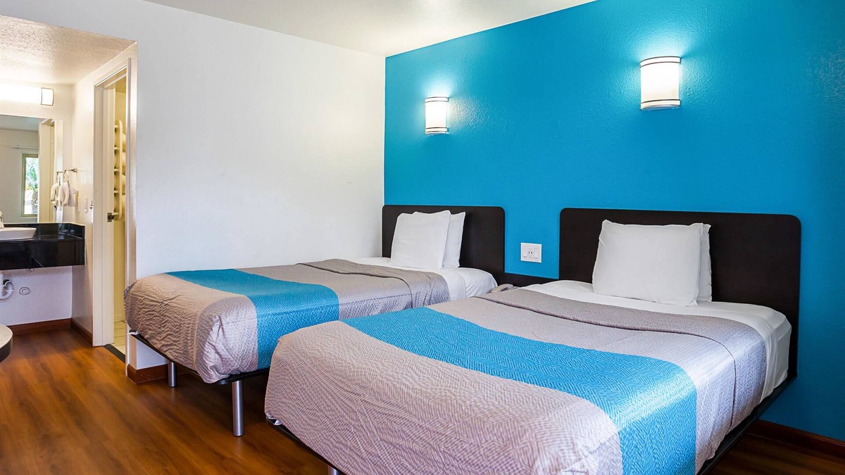 Ventura Hotel | Motel 6 Ventura, CA - Downtown