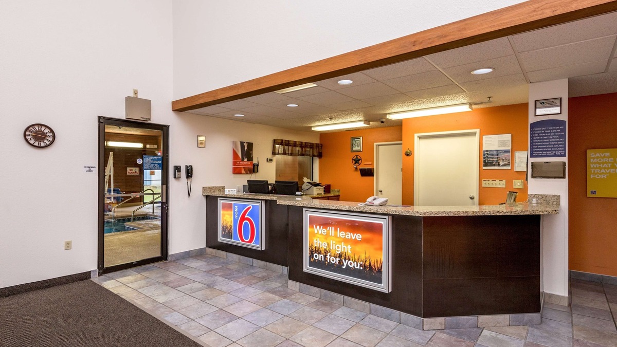 Waterloo Hotel | Motel 6 Waterloo, IA