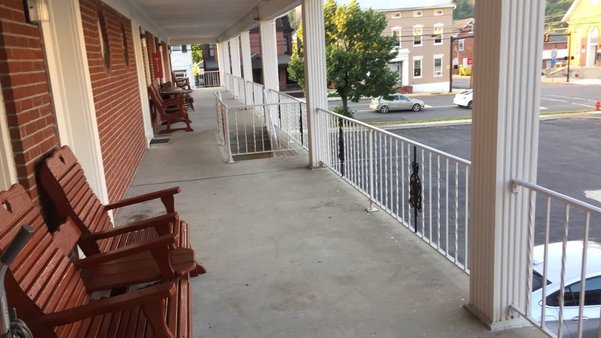Historic Downtown Bedford Hotel | Motel Townhouse