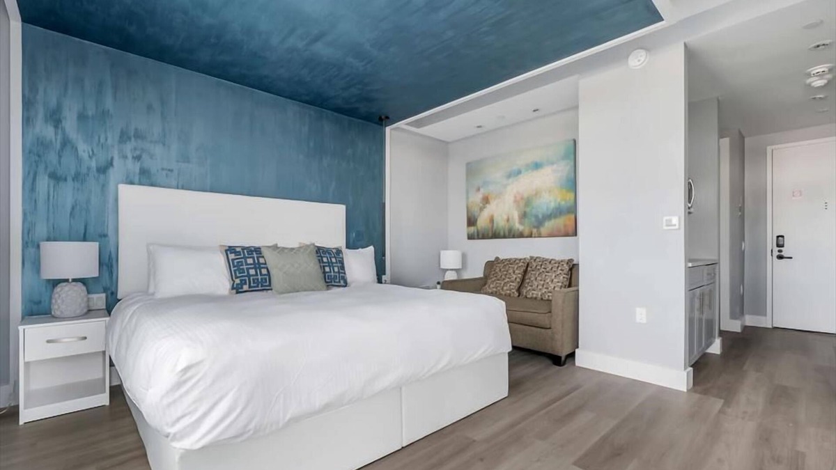 Port Morris Apartment | Mott Haven King Studio w Balcony | Gym+Hotel Amenities