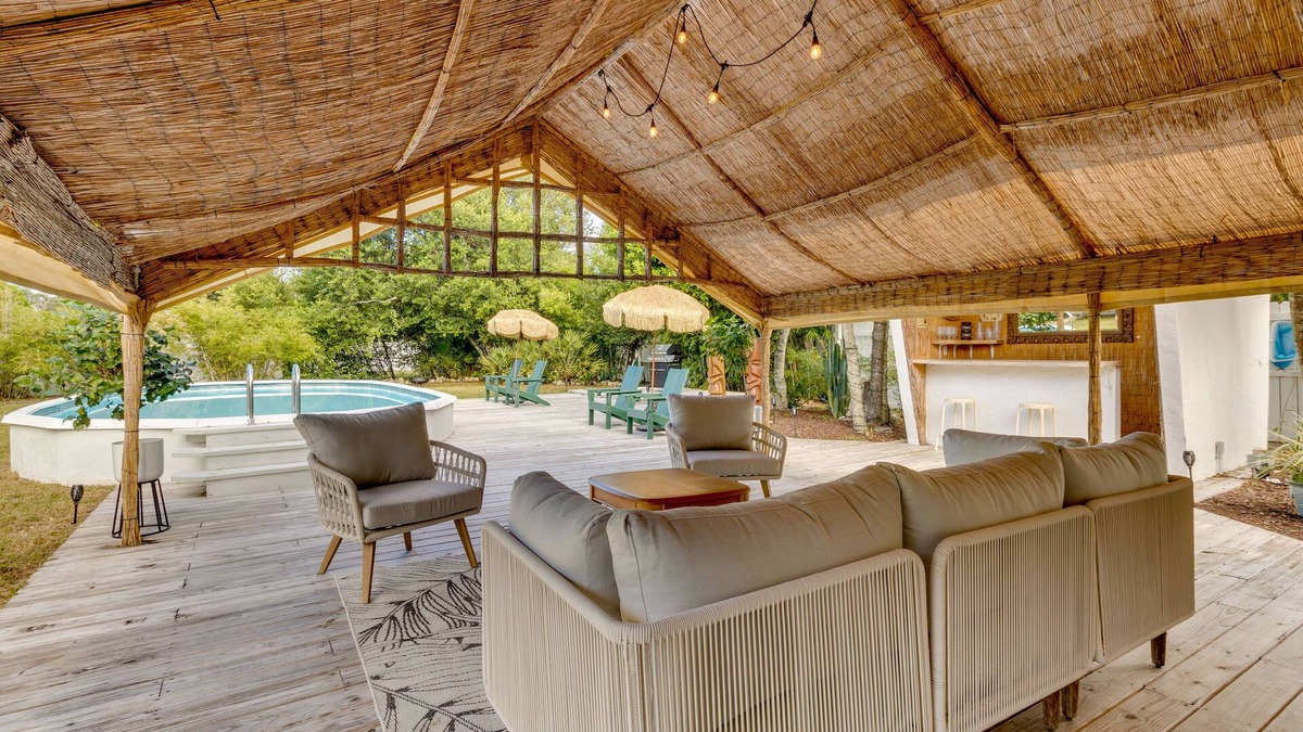 Mount Dora House | Mount Dora Home: Private Pool, Spa & Tropical Bar!