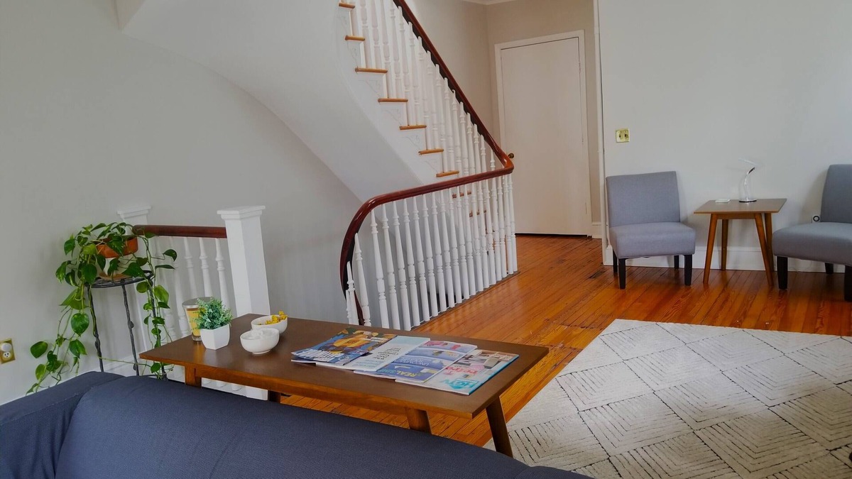 Mount Vernon House | Mount Vernon Town Home 2 floors of living Private Deck Free Parking