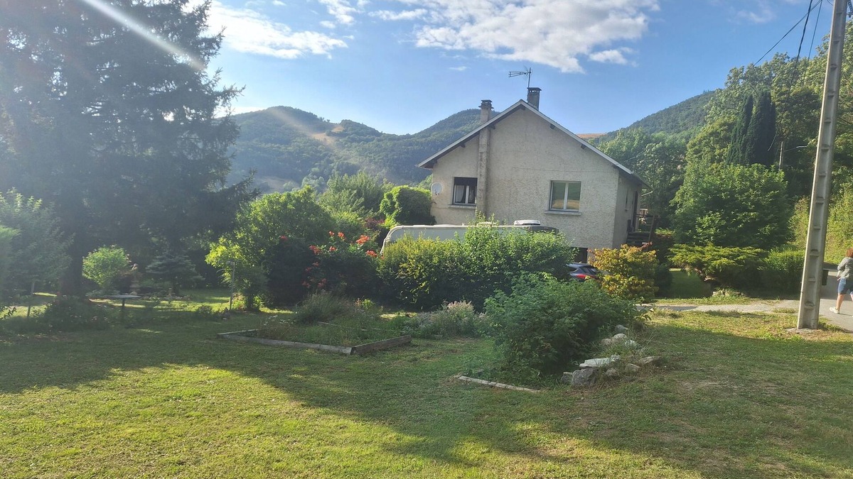 La Salle-en-Beaumont Apartment | Mountain apartment. Pets allowed