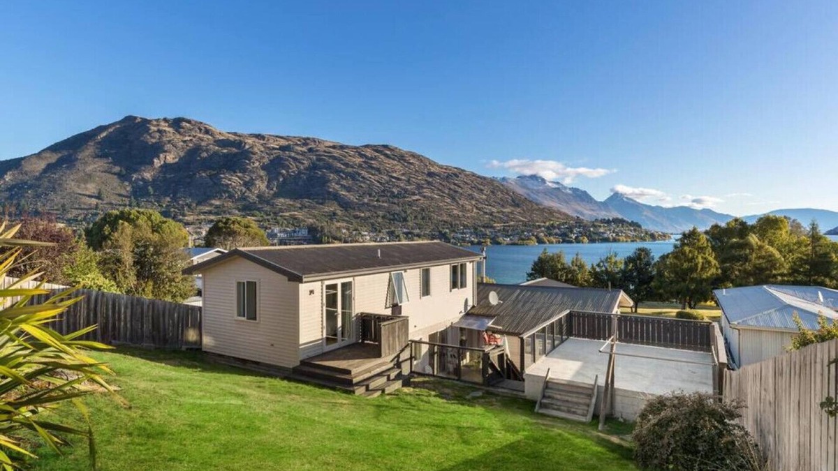 Frankton House | Mountain and lake views, loads of parking and a wood burning fire