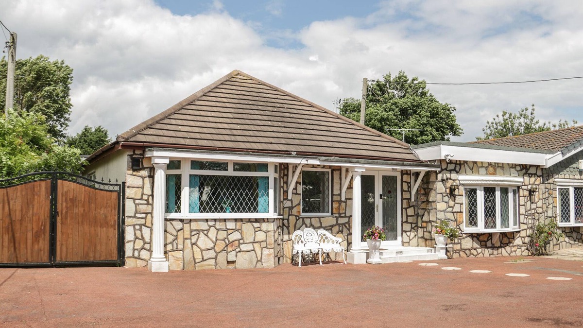 Kinmel Bay Cottage | MOUNTAIN ASH, with a garden in Kinmel Bay