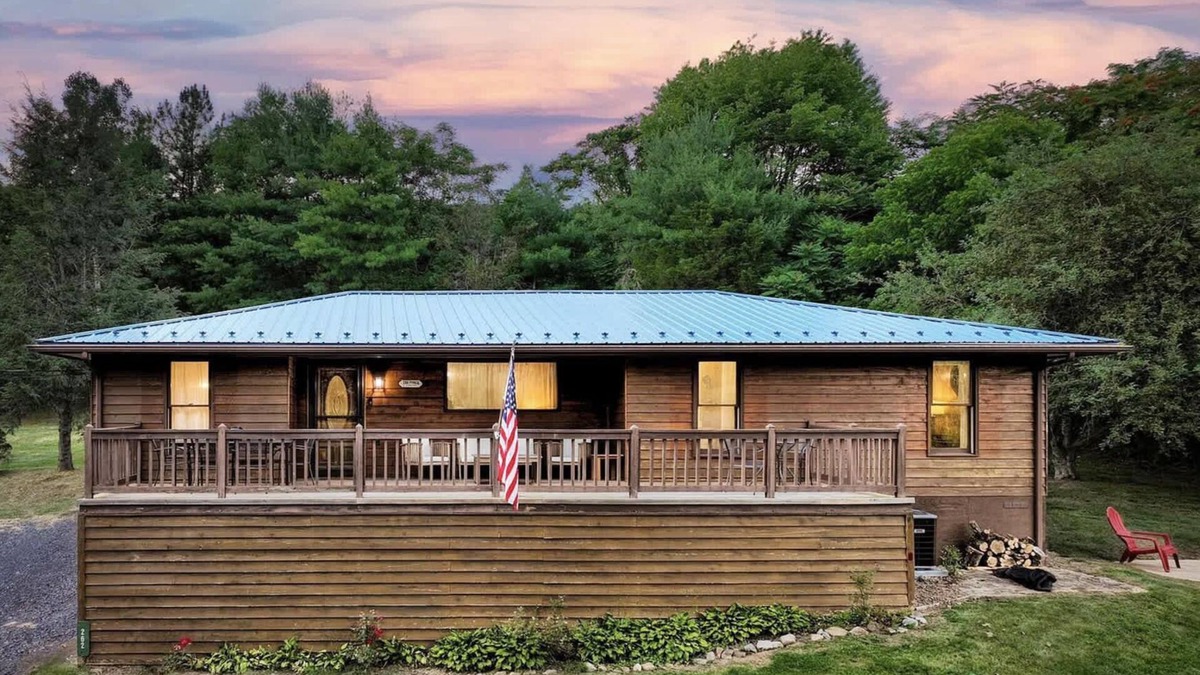 Stanley Ski Chalet | Mountain Cabin w Hot Tub, Deck, Grill & Fire Pit