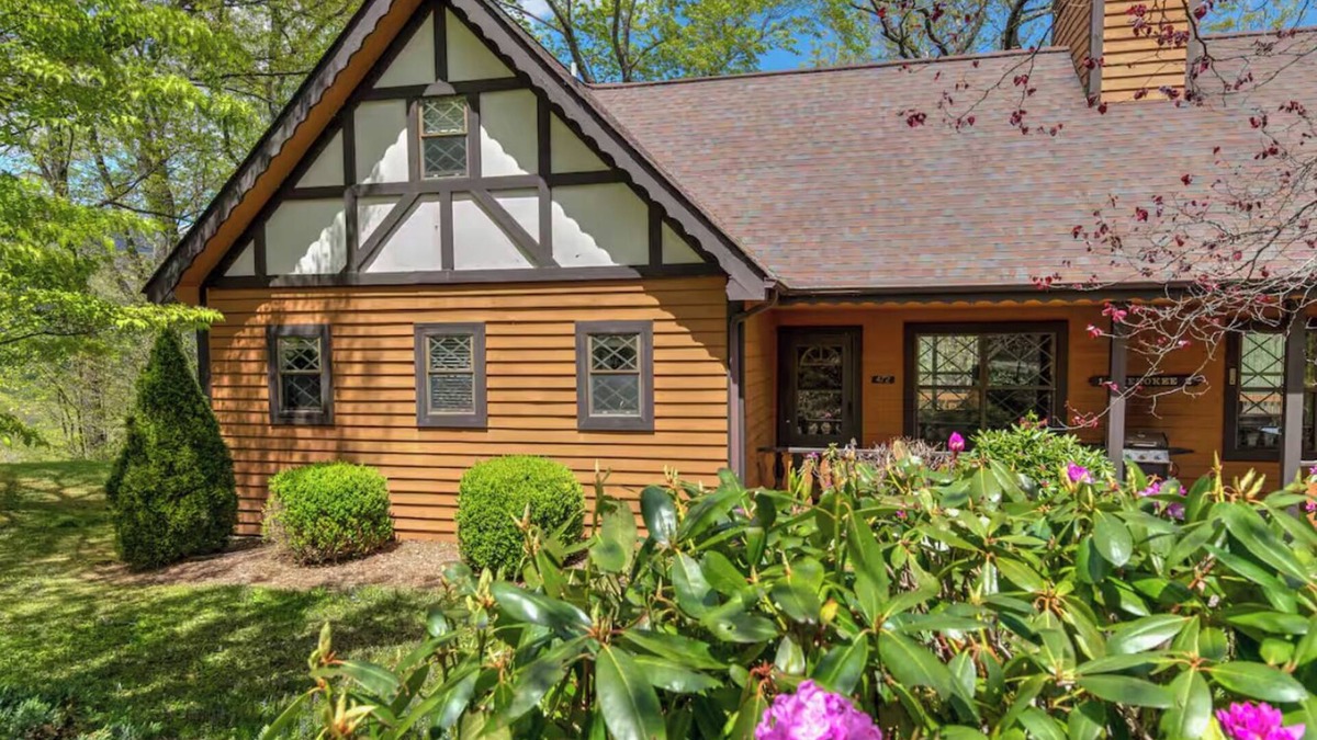 Burnsville Ski Chalet | Mountain Chalet: Amazing Mt. Mitchell Range Views, Minutes to Blue Ridge Parkway