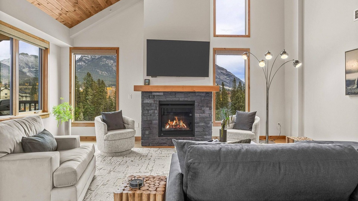 Canmore Apartment | Mountain Dreams Penthouse | Hot Tub & Panoramic Views | New in Spring Creek