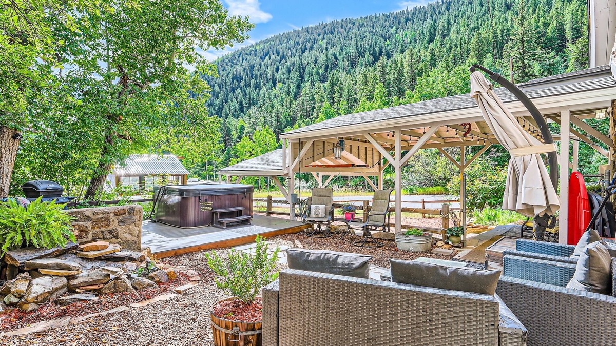 Idaho Springs House | ✨Mountain Escape ~With Hot Tub Near Mt Blue Sky✨