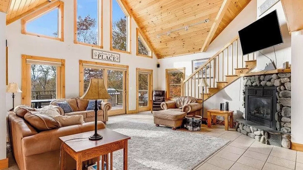 Carrabassett Valley Ski Chalet | Mountain Haven: A cozy 5-bedroom chalet only 6 miles from Sugarloaf access road!