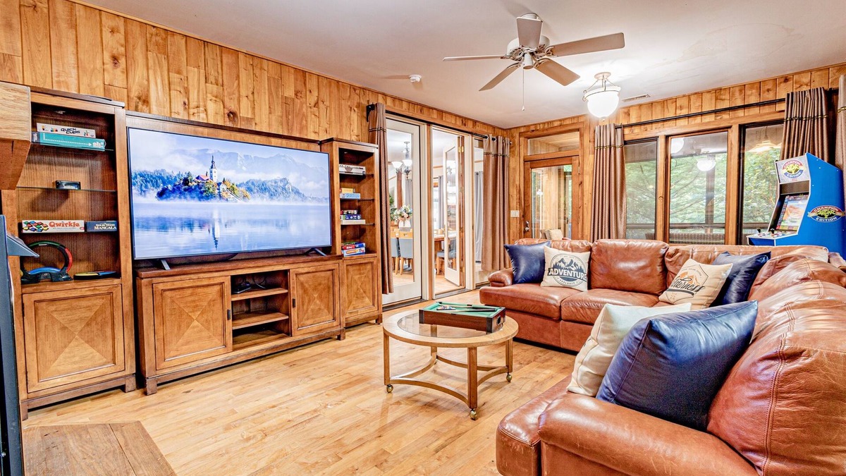 Whittier House | Mountain Home | Sleeps 18 | Golf | Community Pool