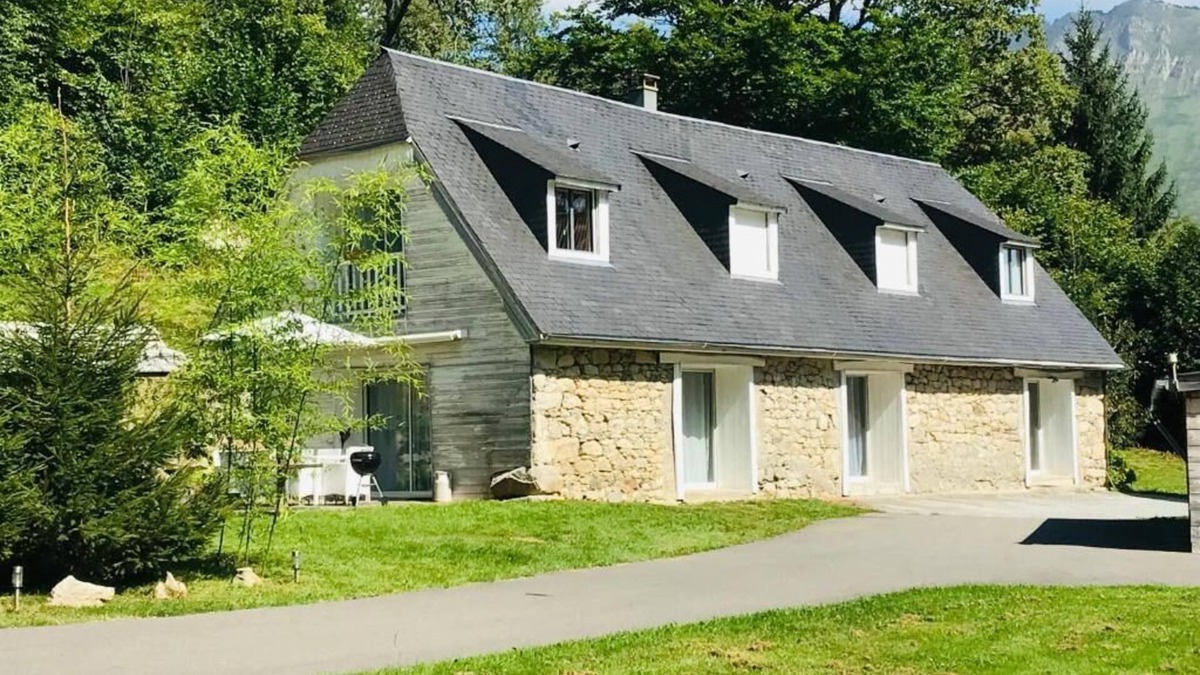 Aucun House | Mountain house in 24,000m² park. Pets allowed.