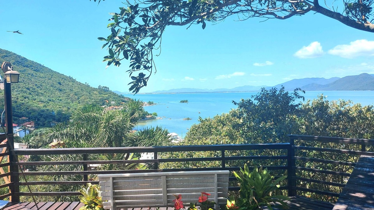 Caiacanga House | Mountain house with panoramic viewpoint.