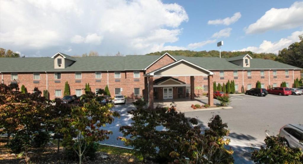 Naples Hotel | Mountain Inn & Suites Airport - Hendersonville