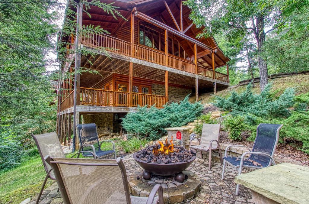 Gatlinburg House | Mountain Jewel, Game Room , Fire Pit, Theater Area, WIFI, Pool access!