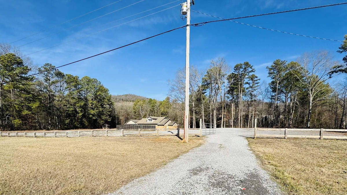 Scottsboro House | Mountain Lakes Lodge - Sleeps 11, 2 King beds, 3 Double Beds, Futon, 3 Bathrooms