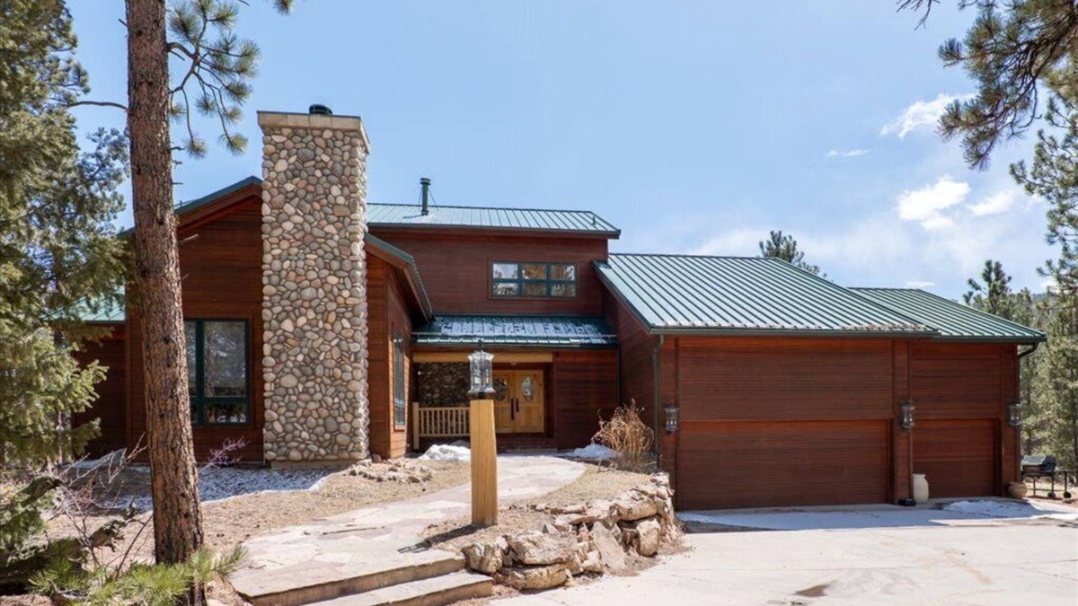 Lake George Cabin | Mountain Lodge with sauna-350acres. 5 minutes from fishing, kayaking, boating