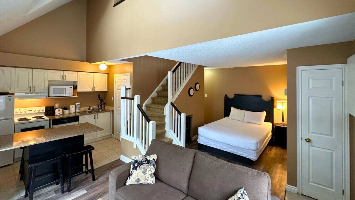 Craigleith Condo | Mountain Loft Suite with Pool and Hot Tub