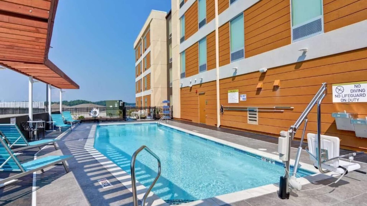 Lake Hamilton Hotel | Mountain Magic: Free Parking and Breakfast, Short Drive to Alligator Farm!
