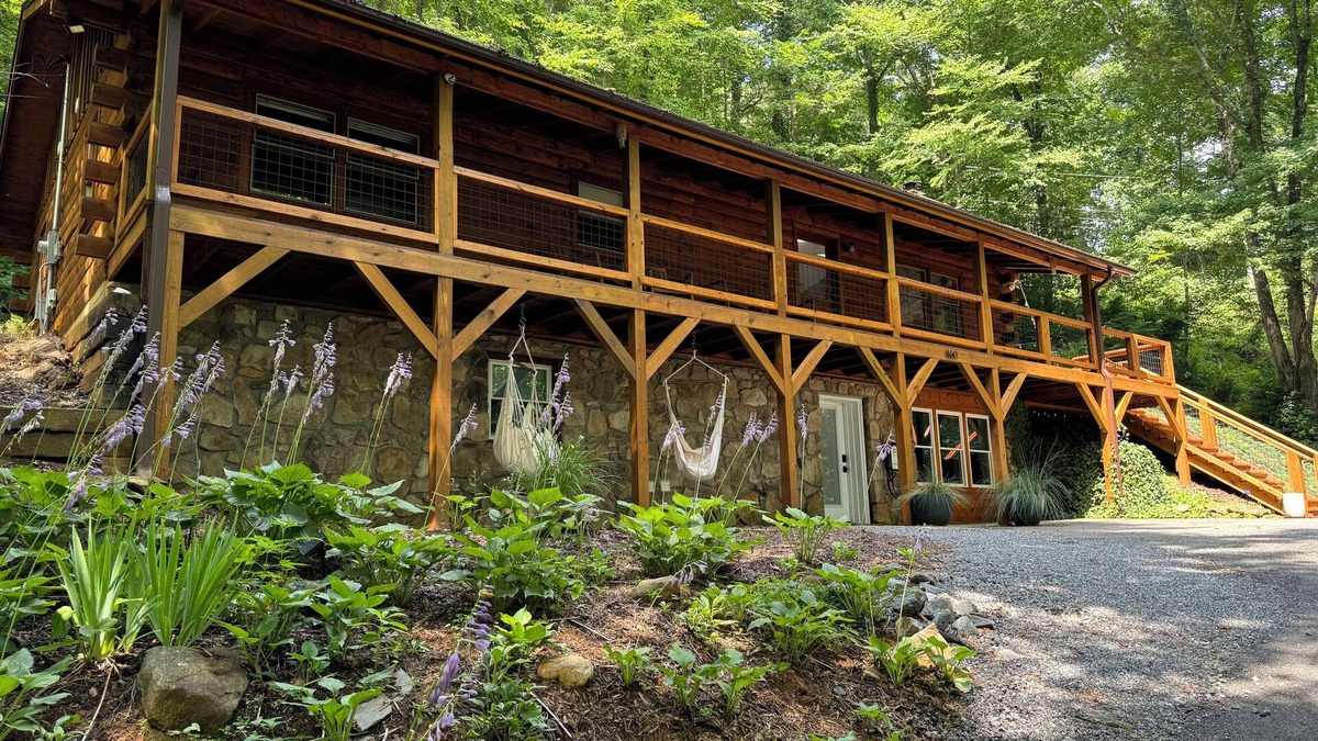 Sylva Cabin | Mountain Modern Cabin minutes from WCU, Sylva, & the Tuckaseegee River