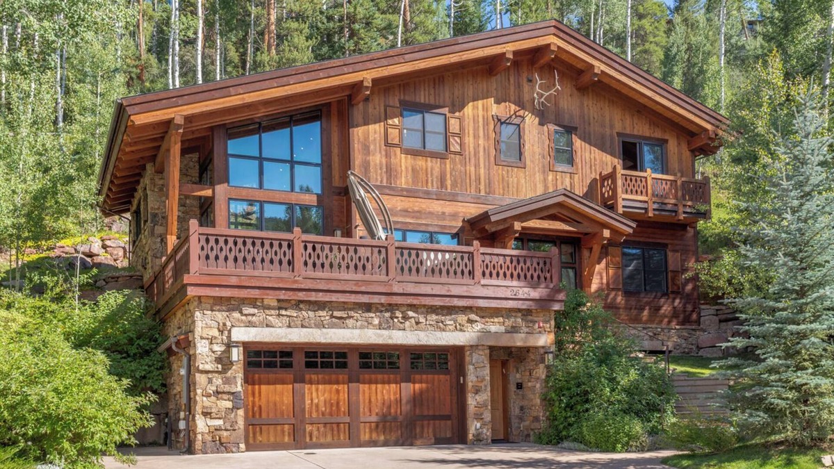 Intermountain Ski Chalet | MOUNTAIN MODERN LUXURY CHALET Hot tub, free bus, deck, 4 car parking & fire pit!