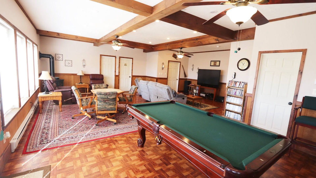 Stanley Cabin | Mountain Retreat w/Great Views, LARGE HOT TUB, Great WIFI, Near Luray Caverns