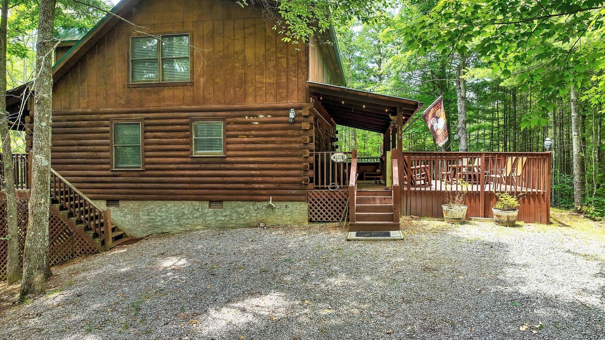 Townsend Cabin | Mountain Retreat with 2 Kings, Loft with Pool Table, Wifi, and minutes from PF
