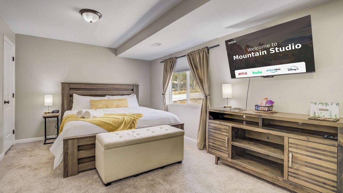 Cascade Apartment | Mountain Studio! Cozy Escape with Stunning Views