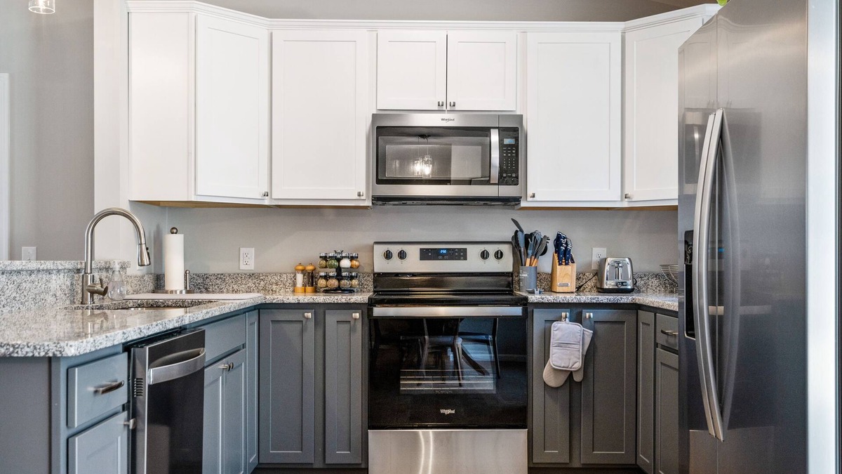 Massanutten House | Mountain scenery + Dog Friendly + Hot tub + Games and Huge TV in Basement!