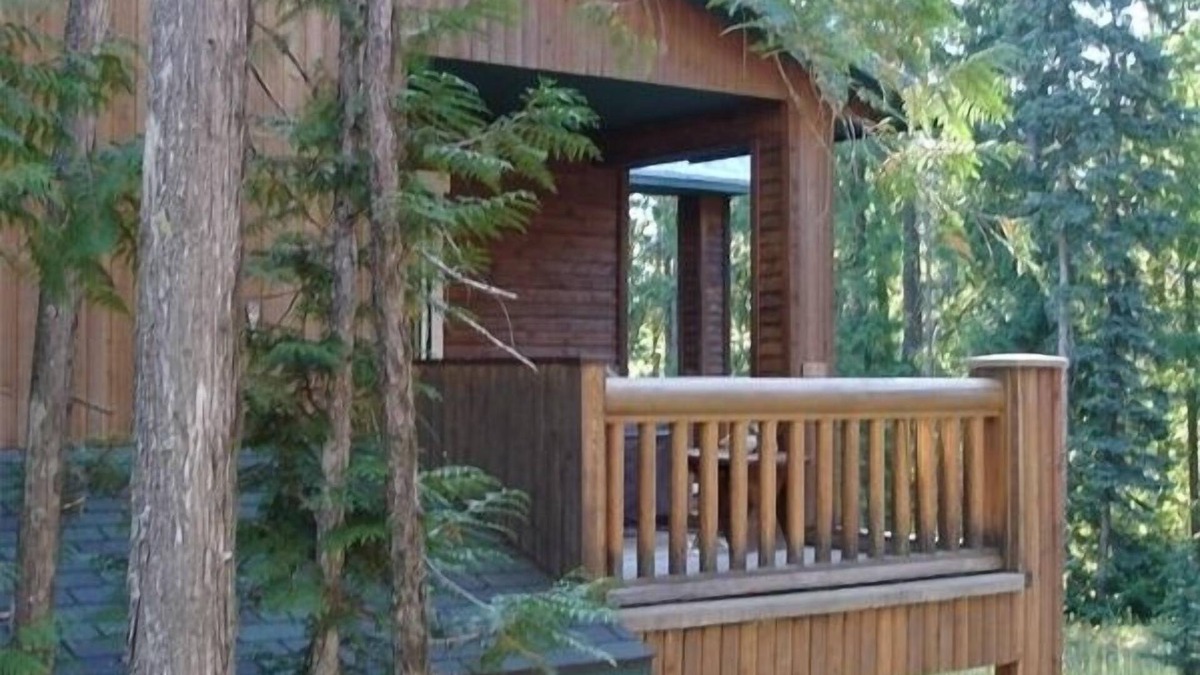East Kootenay House | Mountain Side Ski-in Cabin w/Private Hot Tub - 5 Min. Walk to Chairlift