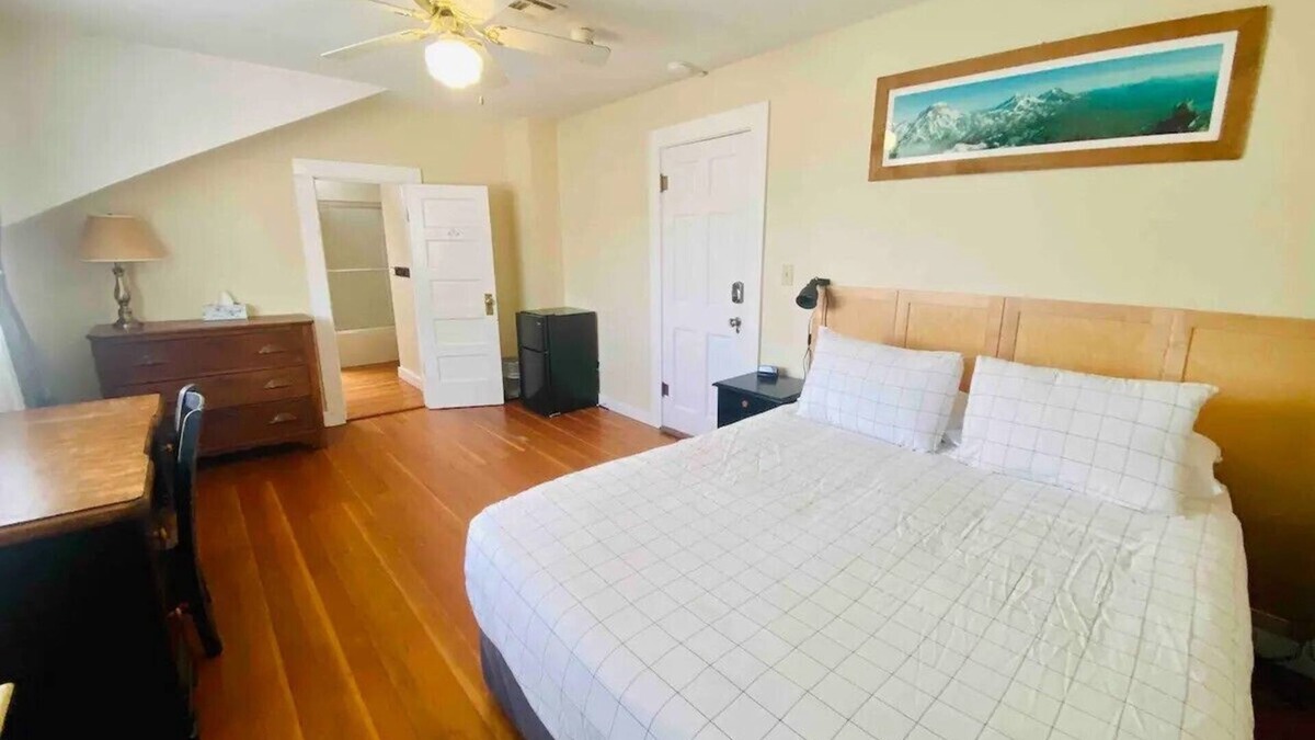 Springfield Apartment | Mountain Suite - The Annex