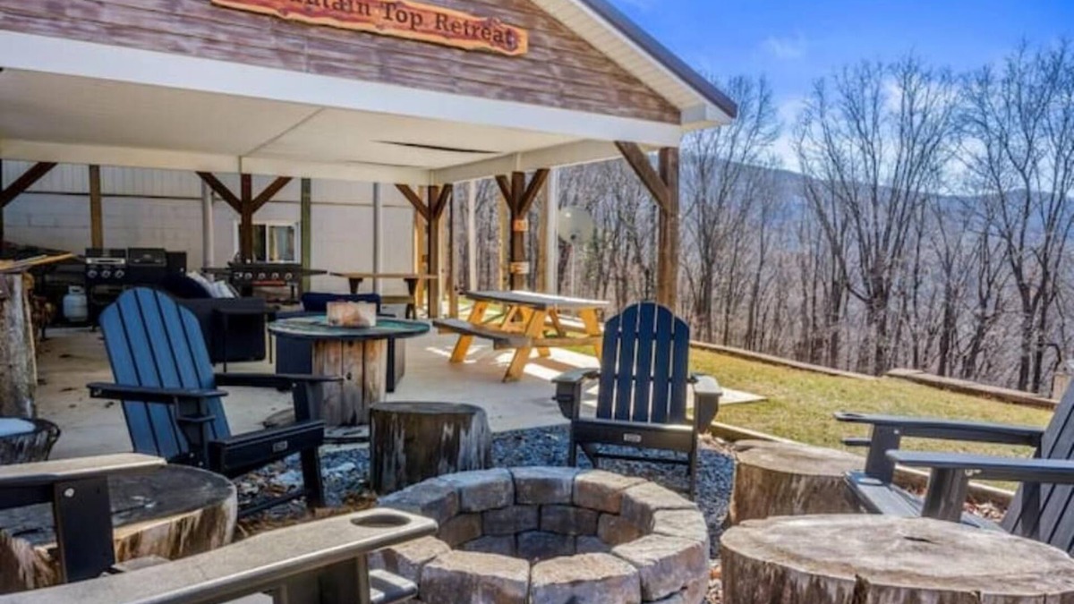 Stanley House | Mountain Top Retreat- amazing views, hot tub, game room, fire pit, pet-friendly
