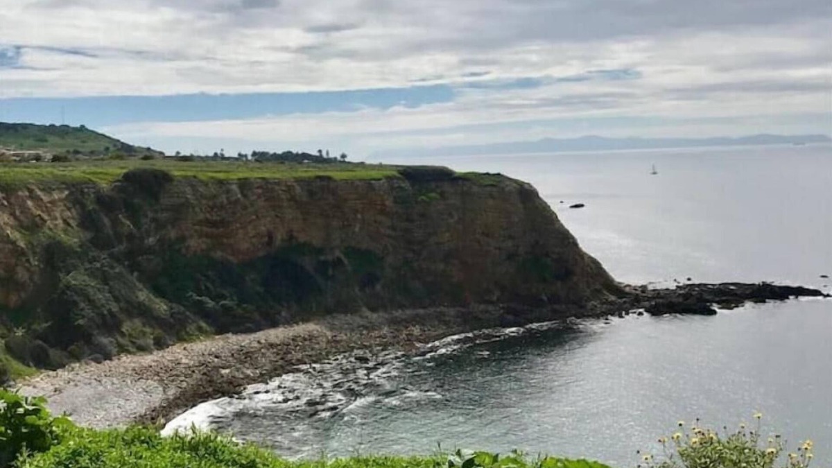 Rancho Palos Verdes Apartment | Mountain View 2 Bdrm/2 Bath/Balcony/Elevator Bldg