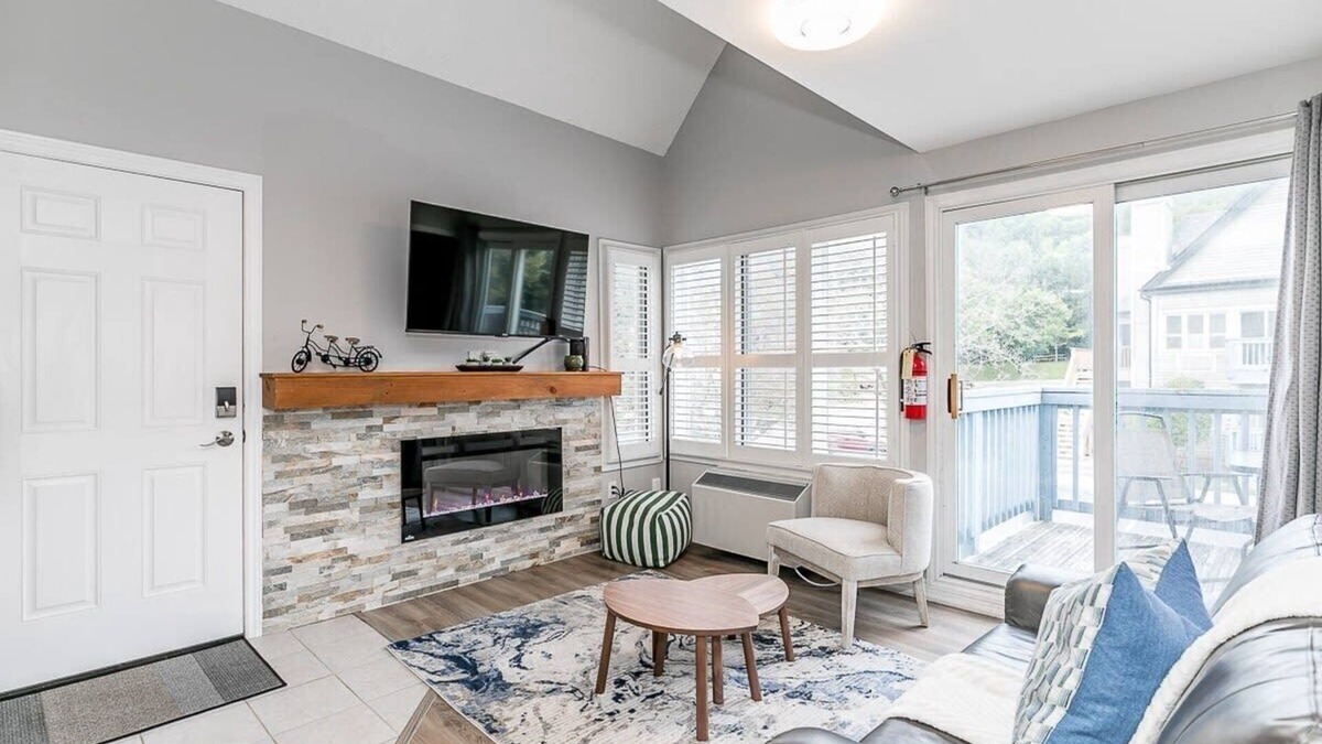 Craigleith Condo | Mountain View - Pool, 2 Private Patios, Shuttle