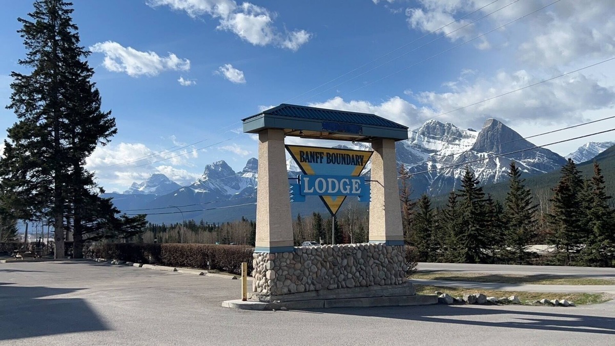 Harvie Heights House | Mountain View 2BR/Hot tub/Banff Gate