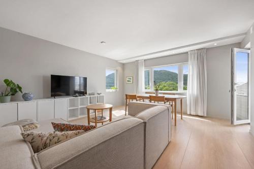 Laksevag Apartment | Mountain View & Balcony - Newly Renovated Apartment