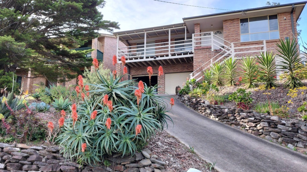 Catalina House | Mountain View Beach House Near Batemans Bay