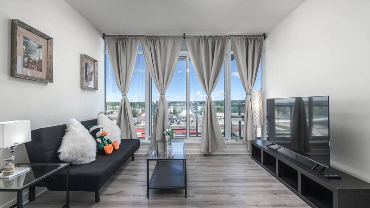 Brentwood Condo | mountain view Condo by UofC/LRT/free parking/gym/easy access to Banff