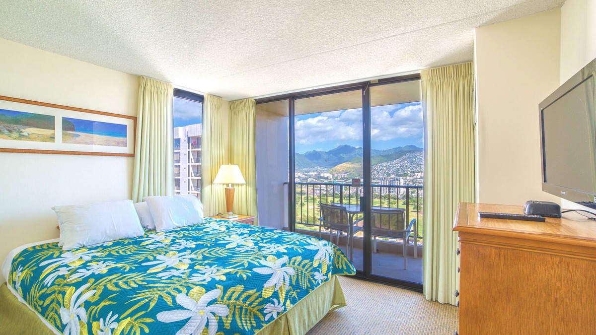 Diamond Head - Kapahulu - St. Louis Condo | Mountain View Condo, Near Beach + Free Parking!