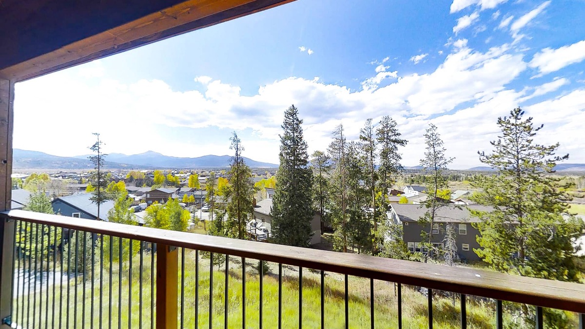 Fraser Condo | Mountain-view condo on the shuttle route with 2 decks & WiFi