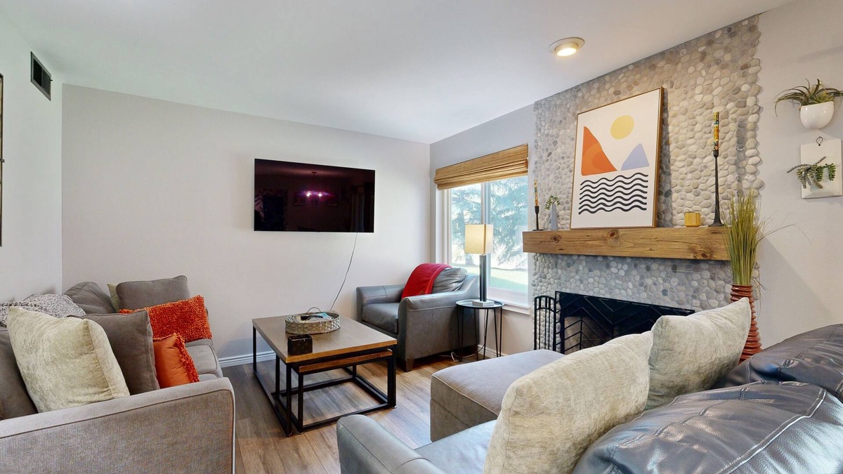 Edwards Condo | Mountain-view condo with outdoor pool, fireplace, grill, patio, pool table & W/D