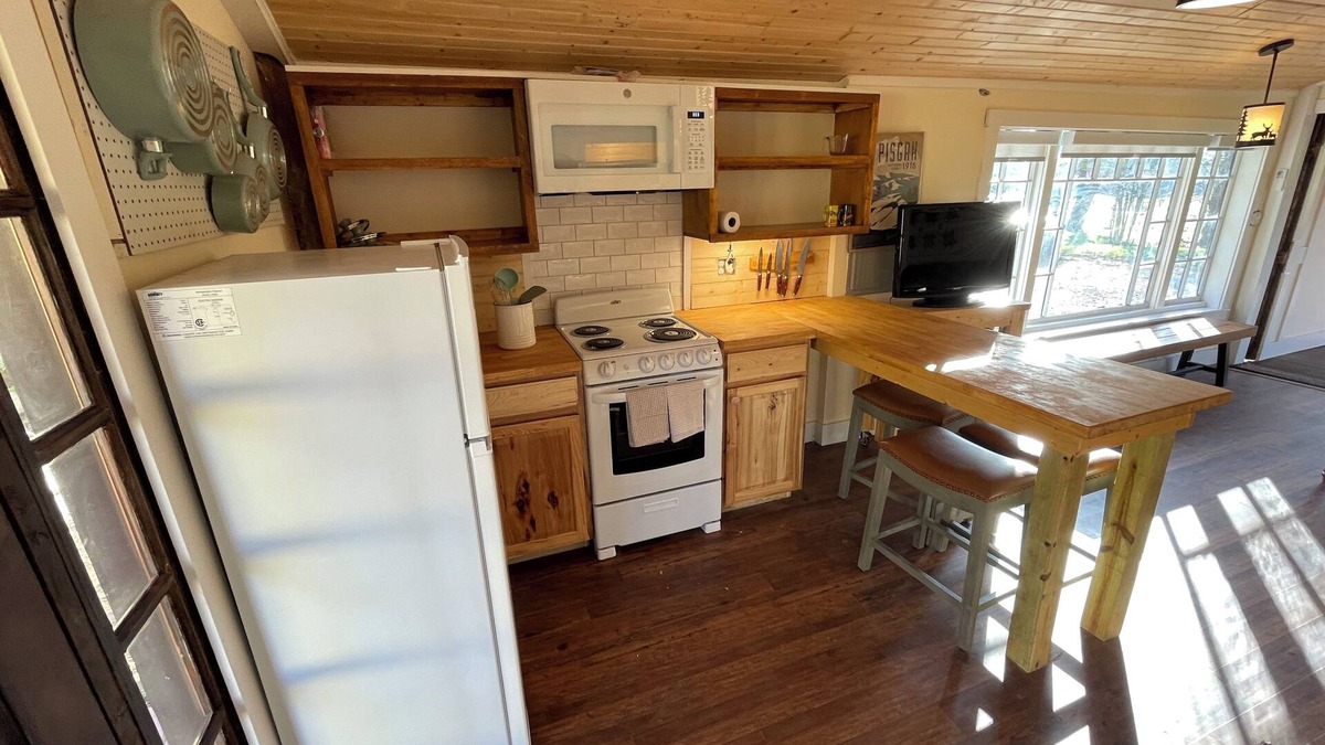 Clyde House | Mountain View Creekside Haven - pet friendly