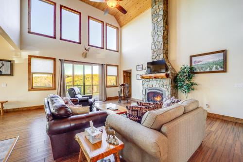 Fleetwood House | Mountain-View Deck Group Getaway in Fleetwood