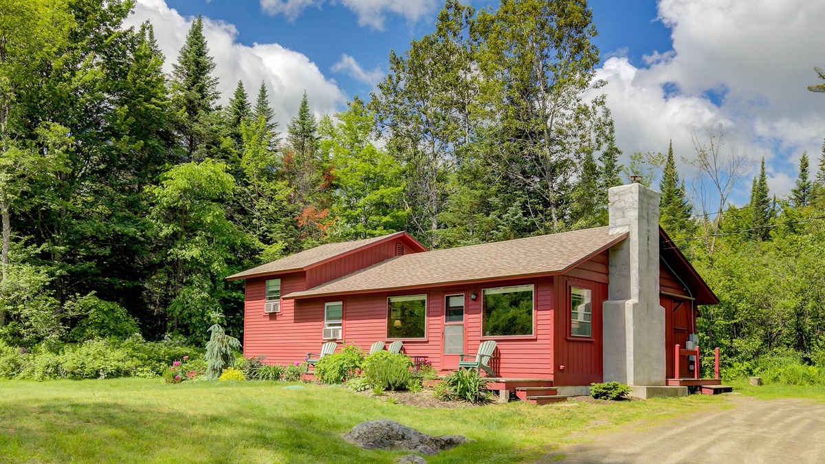 Franconia House | Mountain-view home with wood stove, close to town & slopes - dogs welcome