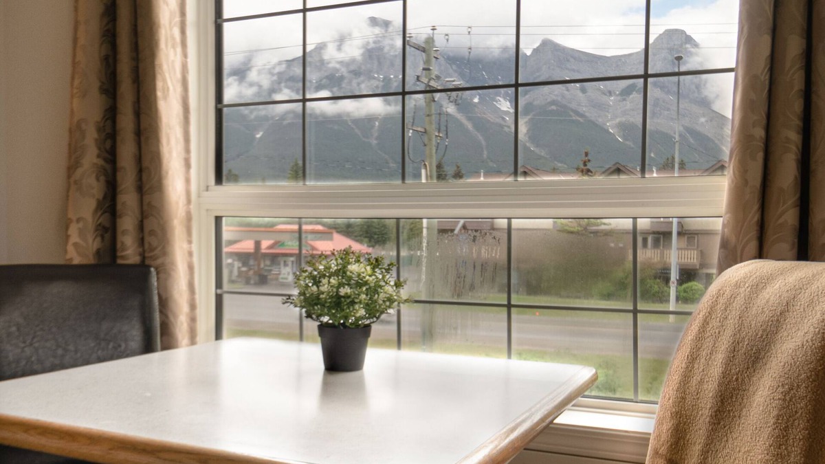 Canmore Hotel | Mountain View Inn